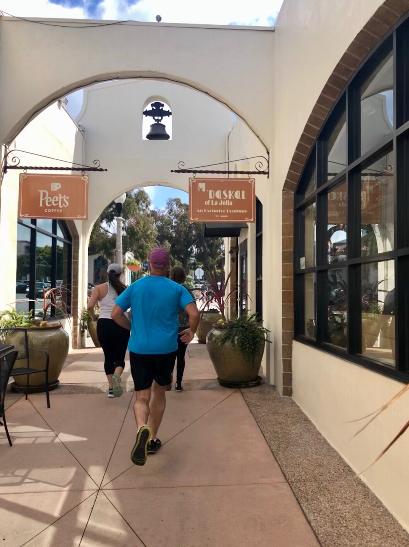 running tour La Jolla - arcade building